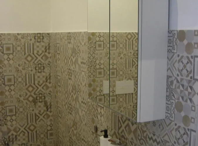 E Beb Kiss Under The Moon ليزينا